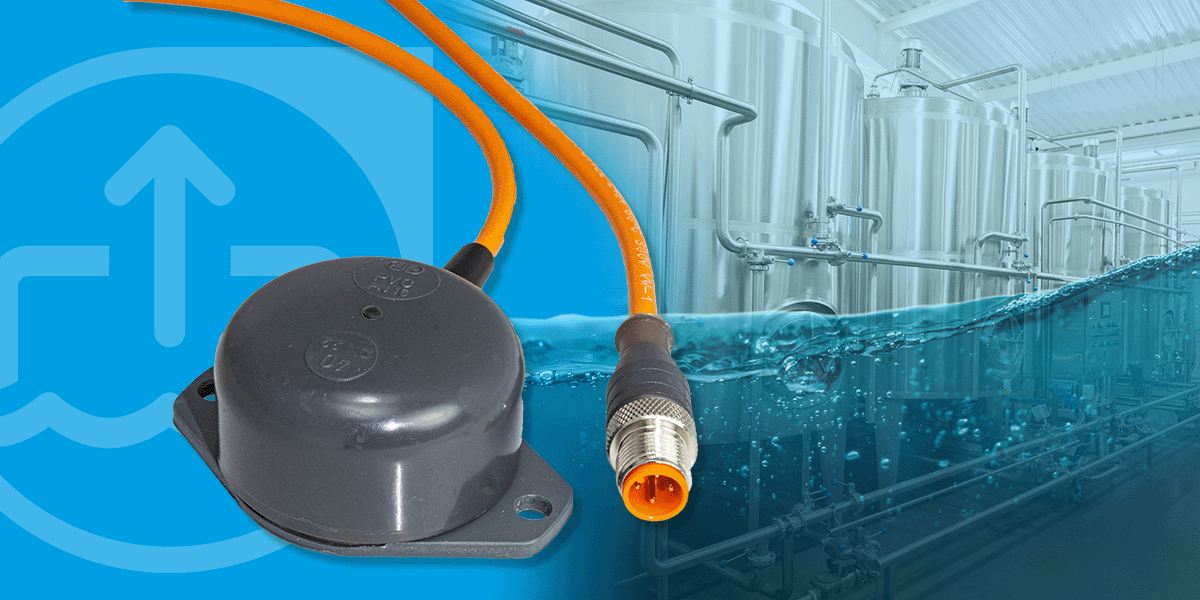 Detection of leaking conductive and non-conductive operating materials with the aid of leakage sensors